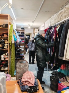 В Богоявленском  мужском монастыре  состоялась  благотворительная раздача одежды и обуви., 