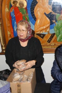 В Богоявленском мужском монастыре состоялась  очередная благотворительная  раздача  хлеба и пряников., 