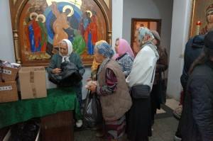 В Богоявленском мужском монастыре состоялась  благотворительная  раздача  хлеба и пряников., 