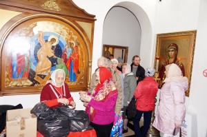 В Богоявленском мужском монастыре состоялась  очередная благотворительная  раздача  хлеба и пряников., 