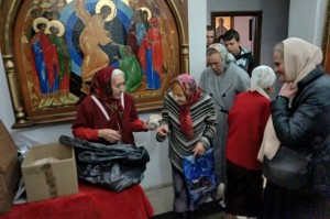 В Богоявленском мужском монастыре состоялась  благотворительная  раздача  хлеба и пряников., 