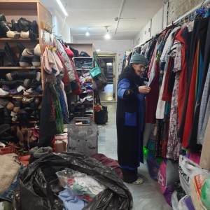 В Богоявленском епархиальном мужском монастыре состоялась воскресная благотворительная раздача нуждающимся людям одежды и обуви., 