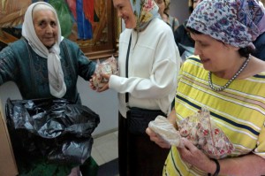 В Богоявленском мужском монастыре состоялась  благотворительная  раздача  хлеба и пряников., 