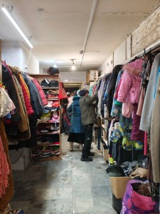 В Богоявленском  мужском монастыре  состоялась  благотворительная раздача одежды и обуви., 