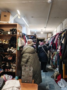 В Богоявленском  мужском монастыре  состоялась  благотворительная раздача одежды и обуви., 