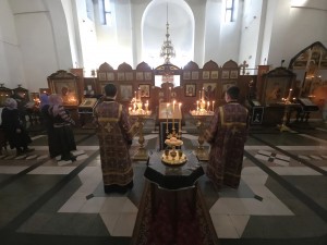 В канун Недели Крестопоклонной  в Богоявленском  мужском монастыре совершили Всенощное бдение с литией., 