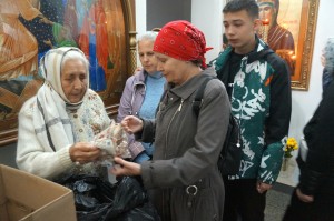 В Богоявленском мужском монастыре состоялась  благотворительная  раздача  хлеба и пряников., 
