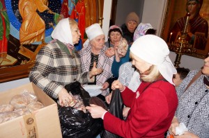 В Богоявленском епархиальном мужском монастыре состоялась воскресная благотворительная раздача хлеба и пряников., 