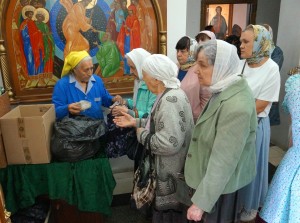 В Богоявленском мужском монастыре состоялась  благотворительная  раздача  хлеба и пряников., 