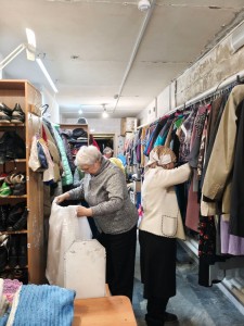 В Богоявленском  мужском монастыре  состоялась  благотворительная раздача одежды и обуви., 