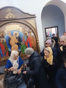 В Богоявленском мужском монастыре состоялась  очередная благотворительная  раздача  хлеба и пряников., 