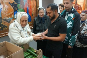 В Богоявленском мужском монастыре состоялась  благотворительная  раздача  хлеба и пряников., 
