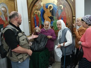 В Богоявленском мужском монастыре состоялась  благотворительная  раздача  хлеба и пряников., 