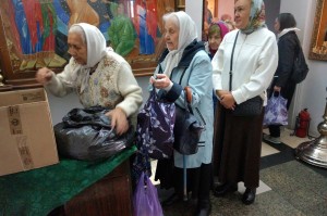 В Богоявленском мужском монастыре состоялась  благотворительная  раздача  хлеба и пряников., 