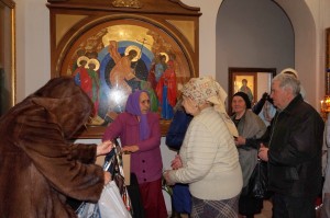 В Богоявленском мужском монастыре состоялась  очередная благотворительная  раздача  хлеба и пряников., 