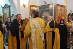 В канун празднования памяти первоверховных апостолов Петра и Павла  в Богоявленском мужском монастыре Челябинска совершили всенощное бдение с литией., 