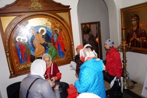 В Богоявленском мужском монастыре состоялась  очередная благотворительная  раздача  хлеба и пряников., 