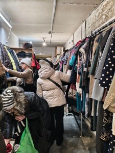 В Богоявленском  мужском монастыре  состоялась  благотворительная раздача одежды и обуви., 