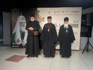 Настоятель Богоявленского мужского монастыря Челябинска Игумен Нестор (Болков) с клириками обители принял участие  в открытии выставки «Жизнь в служении», посвящённая 80-летию Святейшего Патриарха Московского и всея Руси Кирилла ., 