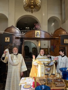 В Богоявленском мужском монастыре в Великую Субботу совершили Вечерню в соединение с Литургией., 