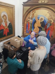 В Богоявленском мужском монастыре состоялась  очередная благотворительная  раздача  хлеба и пряников., 