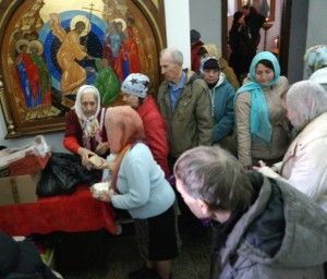 В Богоявленском мужском монастыре состоялась  очередная благотворительная  раздача  хлеба и пряников., 