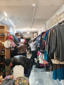 В Богоявленском  мужском монастыре  состоялась  благотворительная раздача одежды и обуви., 