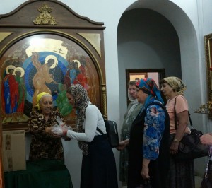 В Богоявленском мужском монастыре состоялась  благотворительная  раздача  хлеба и пряников., 