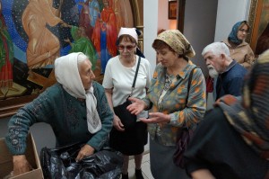 В Богоявленском мужском монастыре состоялась  благотворительная  раздача  хлеба и пряников., 