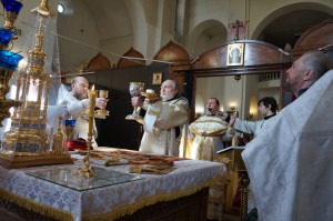 В Богоявленском мужском монастыре в Великую Субботу совершили Вечерню в соединение с Литургией., 