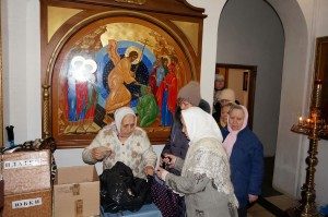 В Богоявленском епархиальном мужском монастыре состоялась воскресная благотворительная раздача хлеба и пряников., 